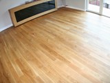 Realizacja podłogi drewnianej w salonie z drewna Dąb szczotkowany, olejowany. Zdjęcie nr: 34