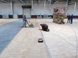 Podłogi drewniane w nowej hali firmy Hearing. Realizacja w Piotrkowie Trybunalskim. Zdjęcie nr: 27