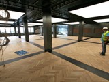 Podłogi drewniane na Międzynarodowych Targach Poznańskich - Sala Ognia. Realizacja w Poznaniu. Zdjęcie nr: 27