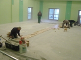 Realizacja podłogi drewnianej w klubie garnizonowym w Jednostce Wojskowej w Świętoszowie. Zdjęcie nr: 11
