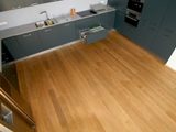 Realizacja podłogi drewnianej w salonie akcesorii kuchennych PEKA w Swarzędzu. Zdjęcie nr: 8