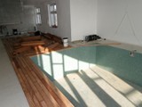 Parkiet drewniany wokół basenu. Realizacja podłogi drewnianej Województwie lubuskim. Zdjęcie nr: 59