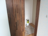 Drzwi drewniane z Orzecha Amerykańskiego. Realizacja w Zielonej Górze. Zdjęcie nr: 23