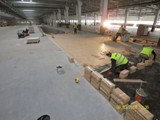 Podłogi drewniane w nowej hali firmy Hearing. Realizacja w Piotrkowie Trybunalskim. Zdjęcie nr: 97