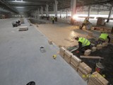 Podłogi drewniane w nowej hali firmy Hearing. Realizacja w Piotrkowie Trybunalskim. Zdjęcie nr: 91