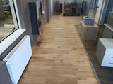Podłogi drewniane w biurach firmy Formika. Realizacja w Parzniewie k. Pruszkowa. Zdjęcie nr: 5