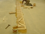 Realizacja podłogi drewnianej w klubie garnizonowym w Jednostce Wojskowej w Świętoszowie. Zdjęcie nr: 17