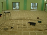 Realizacja podłogi drewnianej w klubie garnizonowym w Jednostce Wojskowej w Świętoszowie. Zdjęcie nr: 8