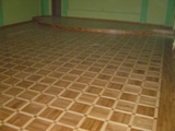 Realizacja podłogi drewnianej w klubie garnizonowym w Jednostce Wojskowej w Świętoszowie. Zdjęcie nr: 3