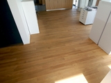 Realizacja podłogi drewnianej w salonie akcesorii kuchennych PEKA w Swarzędzu. Zdjęcie nr: 7