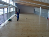Realizacja podłogi drewnianej w sklepie sportowym SKI TEAM w Poznaniu. Zdjęcie nr: 15