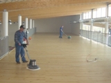 Realizacja podłogi drewnianej w sklepie sportowym SKI TEAM w Poznaniu. Zdjęcie nr: 16