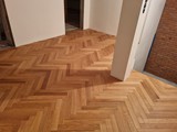 Realizacja podłogi drewnianej w mieszkaniu prywatnym w Zbąszynku. Zdjęcie nr: 15