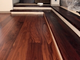 Parkiet - deska z drewna Orzech amerykański. Realizacja podłogi drewnianej w Zielonej Górze. Zdjęcie nr: 21