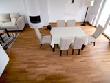 Montaż listwy i pielegnacja podłogi drewnianej. Realizacja w Kołobrzegu.