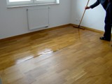 Montaż listwy i pielegnacja podłogi drewnianej. Realizacja w Kołobrzegu.