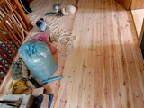Renowacja deski sosnowej koloryzowanej. Realizacja w Cigacicach.
